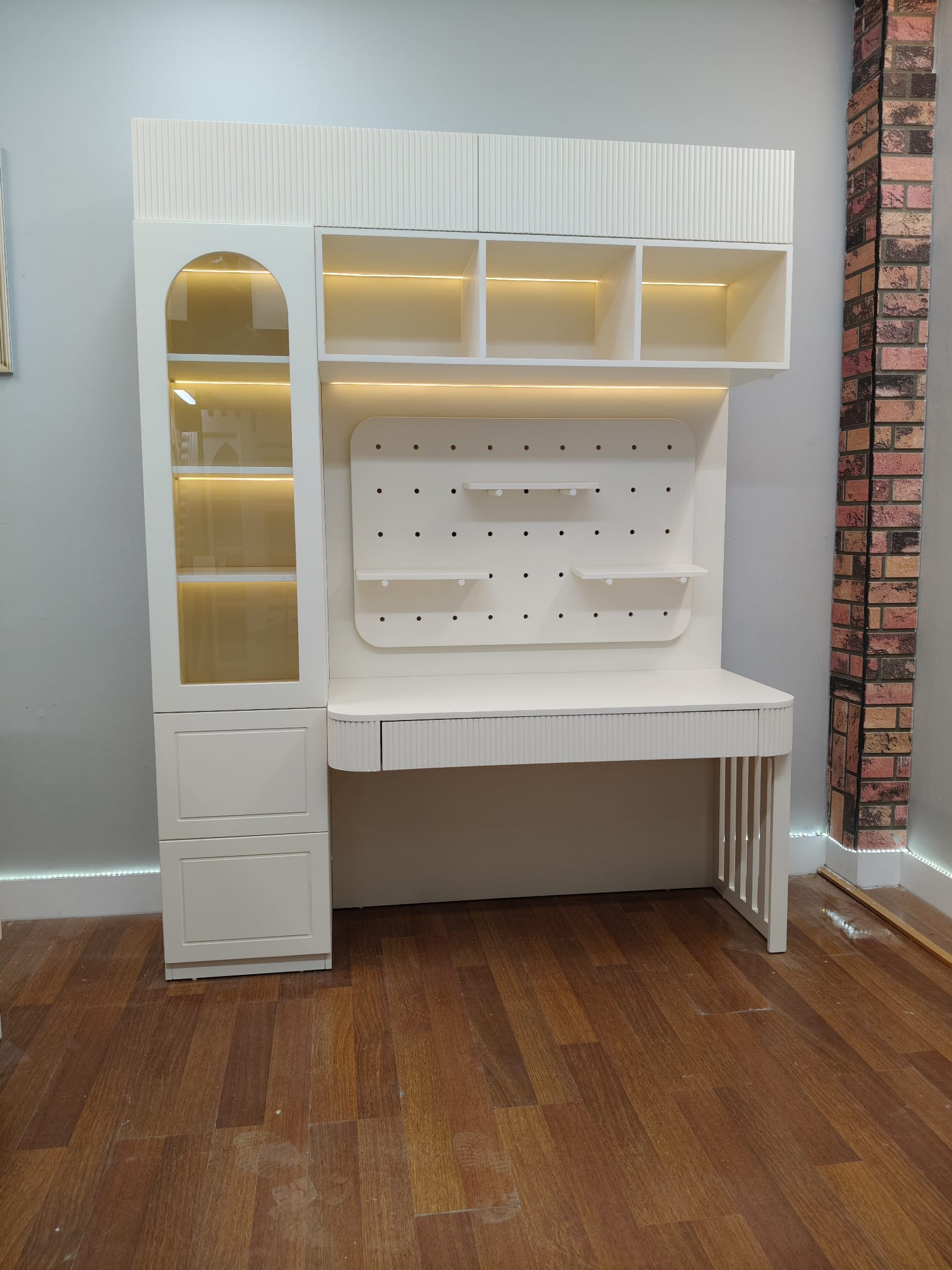 Çizgi Model Çalışma Masası - Görsel 4